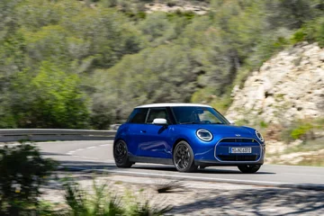 MINI Cooper SE w linii stylistycznej Favoured 