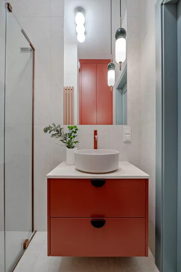 Projekt mieszkania na warszawskim Mokotowie autorstwa Deer Design to przykład spójnej aranżacji, w której funkcjonalność, kolor i jakość wykonania tworzą harmonijną, dopracowaną w każdym detalu przestrzeń do życia 