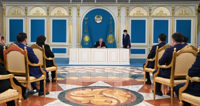 Uroczystość publicznego podpisania szeregu ustaw przyjętych w czerwcu 2022 r. w wyniku referendum ogólnokrajowego w sprawie poprawek i uzupełnień do Konstytucji, Astana, 5 listopada 2022 r.