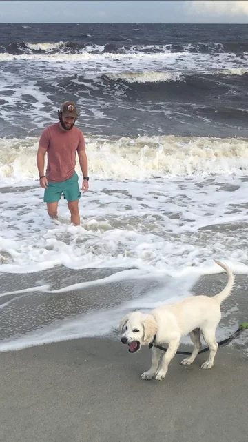 Po 2 minutach jedzenia piasku zrozumiał, że nie powinien jeść piasku 