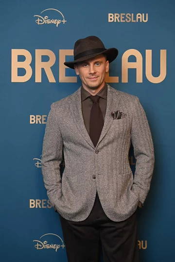 Adam Bobik na premierze serialu „Breslau” 