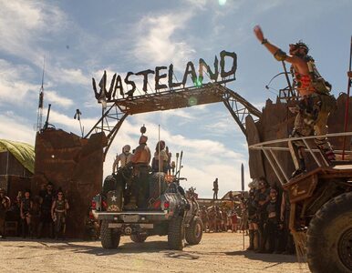Cztery tysiące fanów Mad Maxa spotkało się na pustyni. Każdy zrobił po...