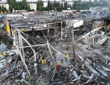 Rosjanie zbombardowali centrum handlowe w Krzemieńczuku. Wzrasta liczba...