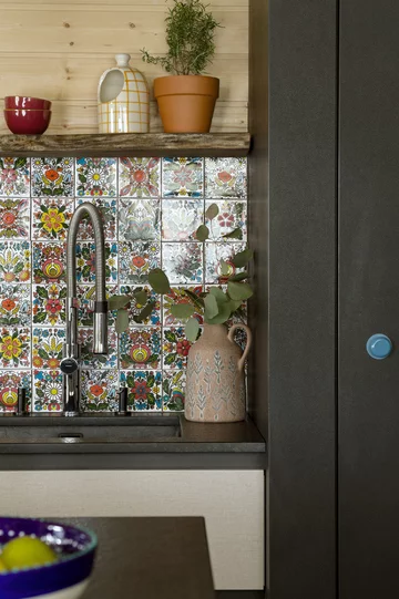 Współczesny dom na Kaszubach zaprojektowany przez Patrycję Majewicz – naturalne materiały, drewno i lokalne inspiracje tworzą spokojne, funkcjonalne wnętrze zakorzenione w krajobrazie 