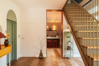 Dom pod&nbsp;Warszawą projektu Hanny Pietras &ndash; przestrzeń, w&nbsp;kt&oacute;rej światło, funkcja i&nbsp;kolor tworzą sp&oacute;jną całość