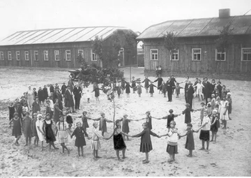 Wybierz zakończenie piosenki:
Jedzie pociąg z daleka,
Ani chwili nie czeka,
Konduktorze łaskawy...