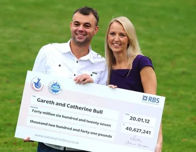 Miniatura: Wygrali 40 milionów funtów. Kupią... dywan