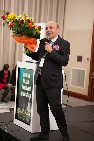 Dr Andrzej Ignaciuk, dyrektor Podyplomowej Szkoły Medycyny Estetycznej i&nbsp;Anti-Aging PTL, otrzymuje bukiet od&nbsp;absolwent&oacute;w rocznika 2014/2017