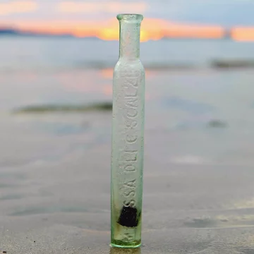 Butelka po słynnej niegdyś włoskiej wodzie Melissa 