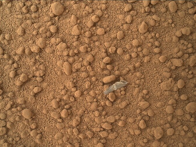 To zdjęcie wywołało lawinę spekulacji w sieci. Według NASA przedmiot widoczny na zdjęciu o długości zaledwie 130 milimetrów to pozostałości po lądowaniu podczas jednej z kilku misji na Marsa (fot. NASA/JPL-Caltech/MSSS)