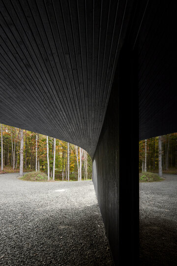 Leśny azyl miłośnik&oacute;w sztuki, projekt Studio Jean Verville architectes