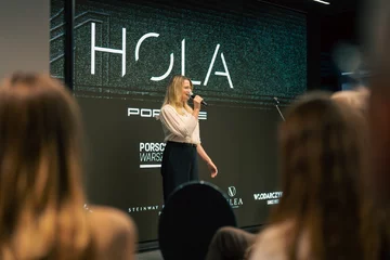 Jubileusz 21-lecia HOLA Design był okazją do spotkania przedstawicieli świata architektury, designu, sztuki i rynku nieruchomości. Wieczór zainaugurował nowy cykl wydarzeń poświęconych współczesnej architekturze, wzornictwu i stylowi życia 