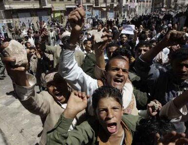Miniatura: Jemen protestował przez całą noc. Ratusz w...