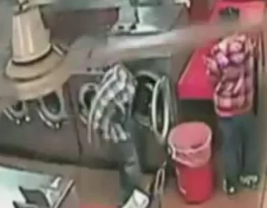 Miniatura: Szok! Rodzice włożyli dziecko do pralki...