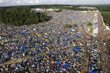 Przystanek Woodstock  z lotu ptaka, bawiło się tam ponad 500 tys. osób, fot. PAP/Lech Muszyński