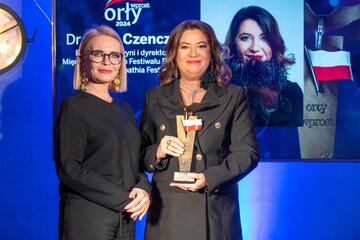 Anna Czenczek (z prawej oraz&nbsp;wręczająca nagrodę Marzena Zielińska, prezes Capital Point