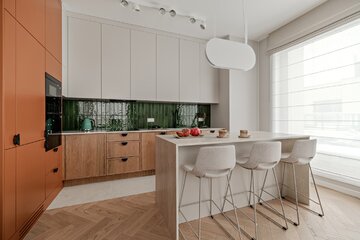 Projekt mieszkania na warszawskim Mokotowie autorstwa Deer Design to przykład spójnej aranżacji, w której funkcjonalność, kolor i jakość wykonania tworzą harmonijną, dopracowaną w każdym detalu przestrzeń do życia 