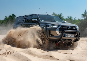 Toyota Hilux Arctic Trucks. Prawdziwa terenówka z pick-upa