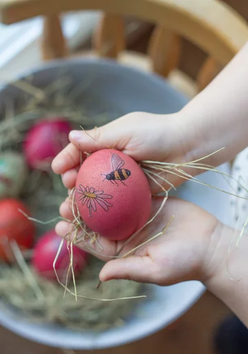 Kraszona pisanka ozdobiona... zmywalnym tatuażem pszczoły Pressloft, pisanka
