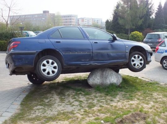 Miniatura: 55-latek "zaparkował" na głazie i poszedł...