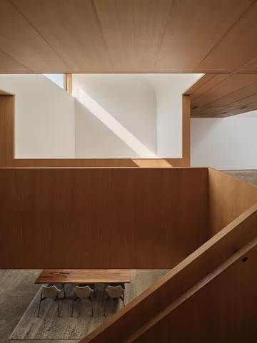 Z pozoru surowy, w środku pełen światła, projekt Williamson Williamson 