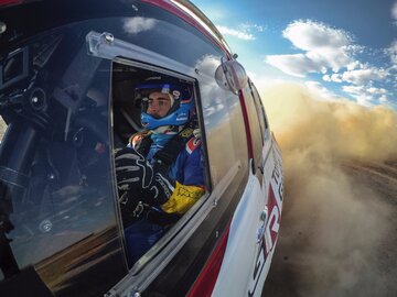 Ferando Alonso testuje Hiluxa przed Rajdem Dakar