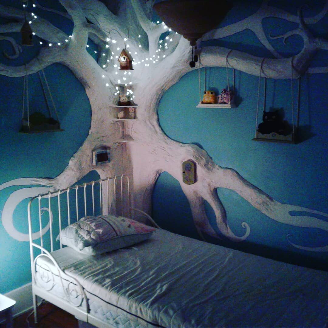 Drzewo stworzone przez Rogalskiego na zamówienie, w pokoju małej dziewczynki 