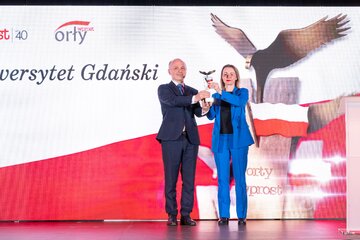 Katarzyna Gronowska (z prawej) oraz&nbsp;wręczający nagrodę Jacek Orzeł, dyrektor Narodowego Centrum Badań i&nbsp;Rozwoju