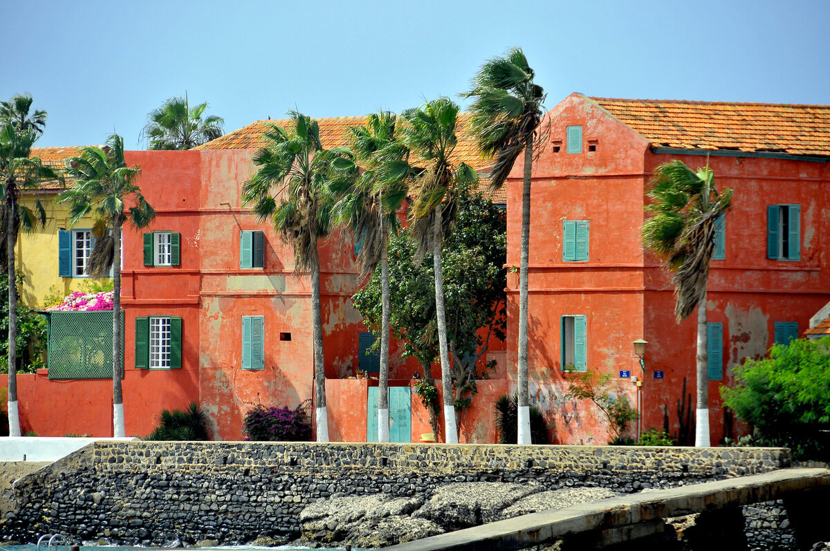 Pamiętające francuski kolonializm budynki mieszkalne w Senegalu 