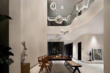 Organiczne kształty antresoli i&nbsp;lamp ocieplają minimalistyczne wnętrze, projekt Rui Design