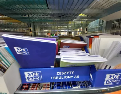 Miniatura: Rodzice kompletują szkolną wyprawkę. To...