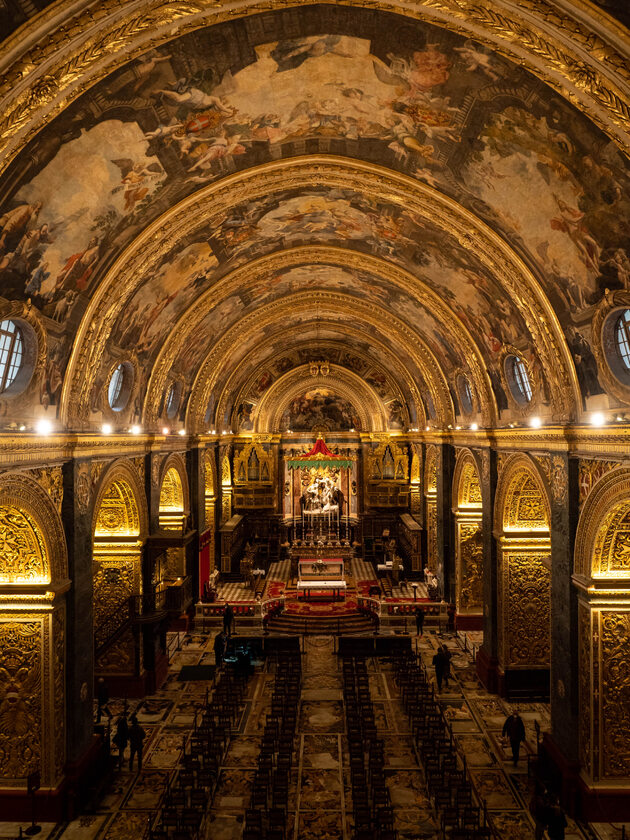 Konkatedra św. Jana Chrzciciela w Valletcie Konkaterdra św. Jana Chrzciciela powstała w XVI wieku, jednak jej wnętrze zostało zmienione na modę barokową. Łuki, sklepienia, rzeźby i ołtarz ociekają przepychem i złotem. Świątynia najlepiej obrazuje potęgę i bogactwo Zakonu Maltańskiego, który przez ponad 200 lat sprawował kontrolę nad wyspą.