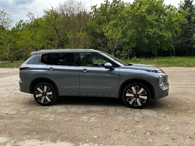 Miniatura: Mitsubishi Outlander PHEV 2026