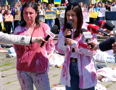 Miniatura: Oblała farbą ambasadora Rosji w Polsce,...