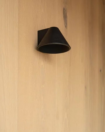 Każdy detal tego domu – od kamiennej wyspy po ręcznie wykonane balustrady – nawiązuje do krajobrazu skalistej wyspy w zatoce Georgian Bay, zacierając granicę między architekturą a naturą 