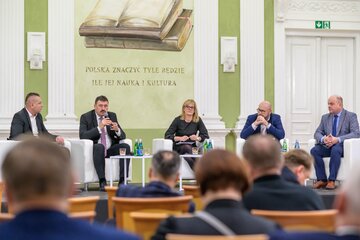 od lewej: Karol Wasilewski dziennikarz ekonomiczny, Ryszard Bartosik, Sekretarz Stanu w&nbsp;Ministerstwie Rolnictwa i&nbsp;Rozwoju Wsi, Joanna Gierulska, Zastępca Prezesa Agencji Restrukturyzacji i&nbsp;Modernizacji Rolnictwa, Jacek Zarzecki, Prezes Polskiego Związku H