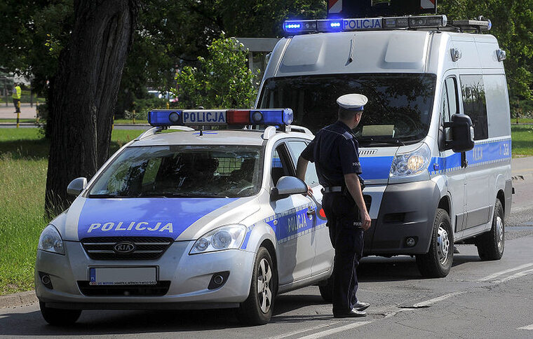 Funkcjonariusz i policyjne pojazdy: Kia Cee'd i Fiat Ducato