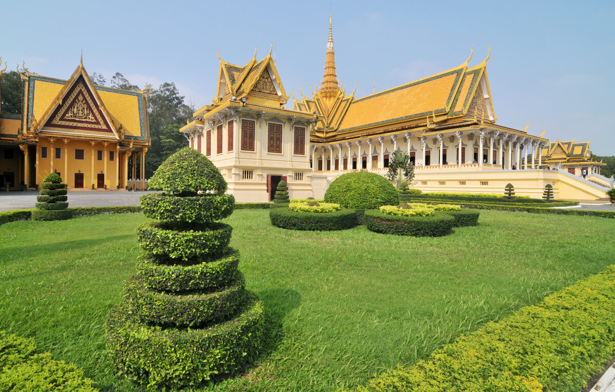 Phnom Penh, Kambodża Znajdują się tam skarby kultury, takie jak Pałac Królewski i Muzeum Ludobójstwa Tuol Sleng, gdzie odwiedzający mogą dowiedzieć się o brutalnym reżimie Czerwonych Khmerów.