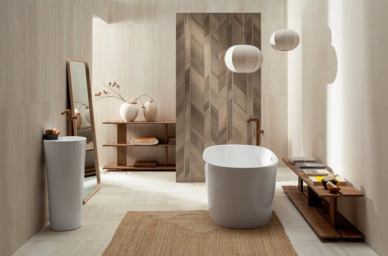 Kolekcja Echo od&nbsp;Tubądzin to&nbsp;nowoczesna interpretacja trawertynu &ndash; wyczuwalna struktura, subtelne przejścia matu i&nbsp;połysku oraz&nbsp;format 120 &times; 60 cm budują harmonijną, ponadczasową przestrzeń