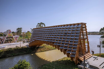 Miniatura: Drewniany most wygięty w łuk, projekt LUO...