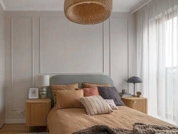 Sypialnia z&nbsp;rattanowym kloszem, projekt Decoroom