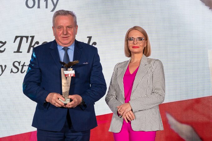 Tadeusz Tkaczyk, wójt Gminy Strawczyn odbiera nagrodę Orły „Wprost”. Nagrodę wręczyła Marzena Zielińska, Prezes Zarządu Capital Point i Przewodnicząca KapitułyGala w Kielcach