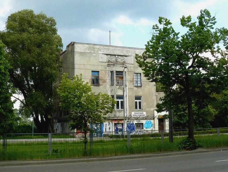 Dom pod&nbsp;Skarabeuszami przy ulicy Puławskiej 101 to&nbsp;jeden z&nbsp;najbardziej zagadkowych zabytk&oacute;w przedwojennego Mokotowa. Charakterystyczna płaskorzeźba ze&nbsp;skarabeuszem do&nbsp;dziś budzi zainteresowanie mieszkańc&oacute;w Warszawy