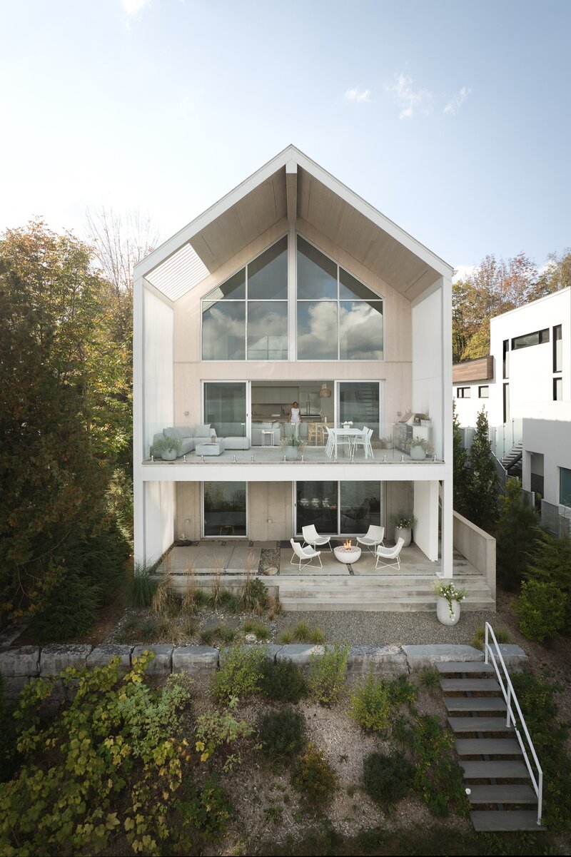 Komfortowy dom nad brzegiem jeziora, projekt MUUK Architecture