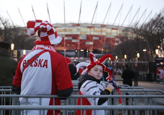 "Zobacz synku, a tak wygląda nowoczesny stadion..." (fot. PAP/Paweł Supernak)