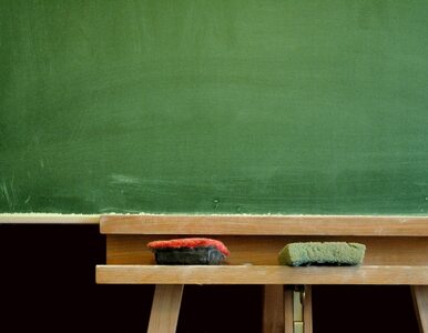 Miniatura: Szkoły zwalniają nauczycieli, by ich......