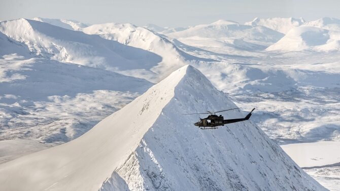 Członek norweskiego szwadronu helikopterów Bell 412