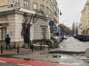 Zniszczona brama Kancelarii Prezydenta RP 