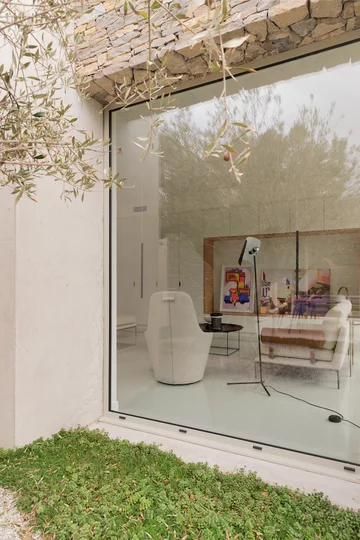 Waniliowy minimalizm w starym wiejskim domu, projekt (ma!ca) V2com, 2926-03, dom, minimalizm, beż