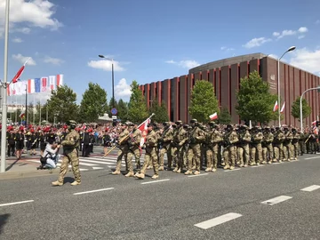 Pieszą część defilady Wierni Polsce – poczty sztandarowe jednostek Wojska Polskiego 